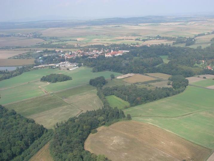 henryków z daleka.jpg